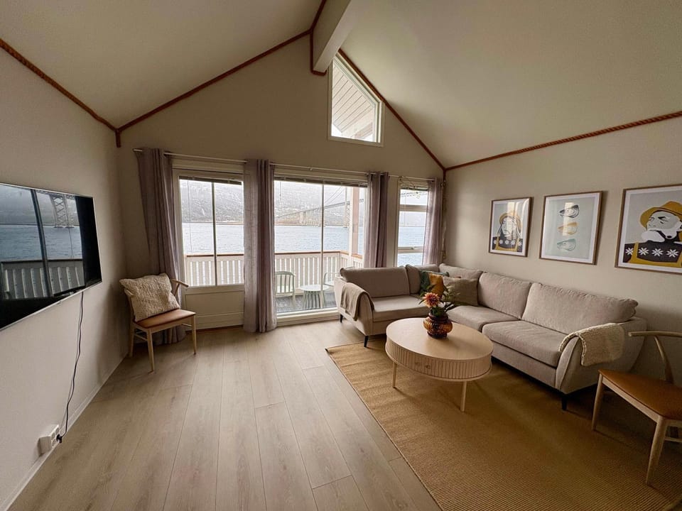View (from property/room), Balcony/Terrace, Living room, Seating area