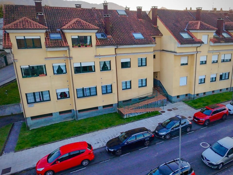 Property building, Neighbourhood, Bird's eye view, Street view, Location, Parking