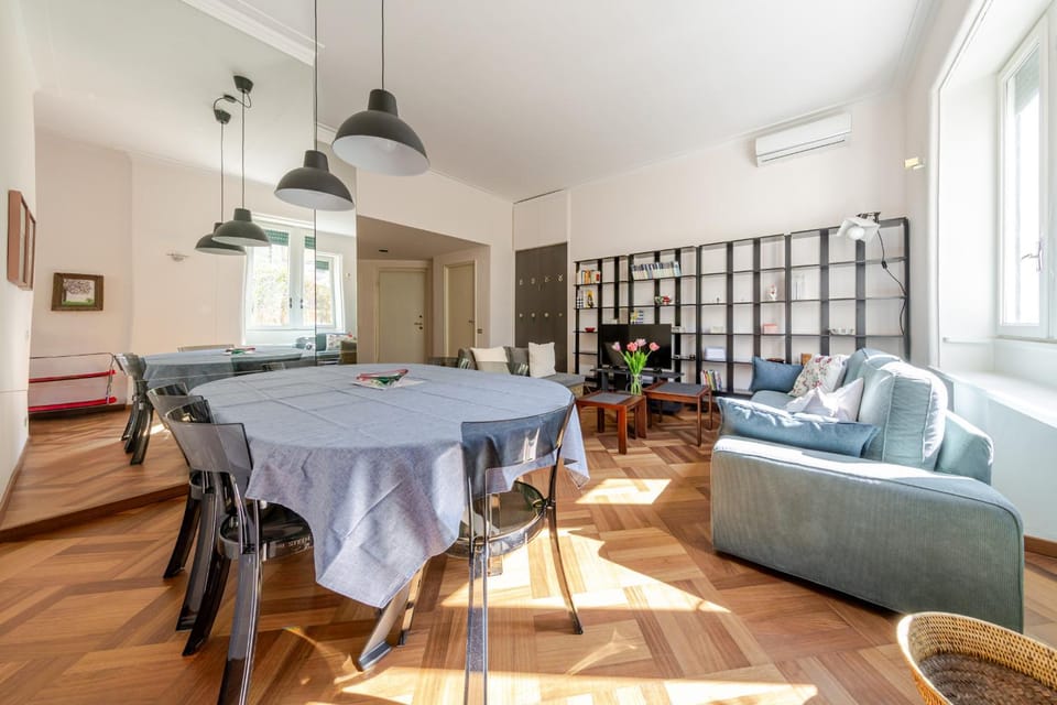 TV and multimedia, Living room, Seating area, air conditioner