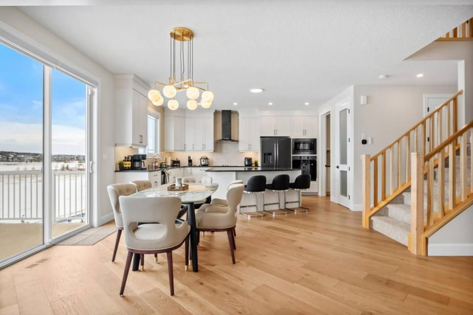 Large Detatched Luxury House with Massage, Poker Table And More House in Calgary