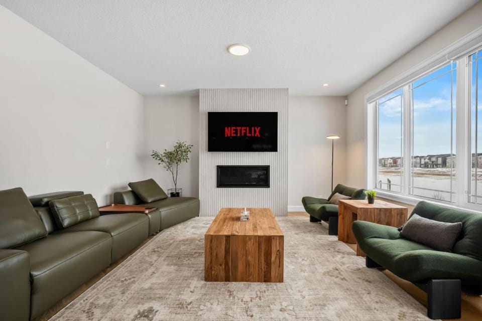 Large Detatched Luxury House with Massage, Poker Table And More House in Calgary