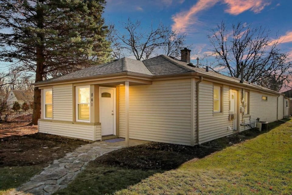 Ranch Home with Air Hockey and PacMan near Naval Base House in Illinois