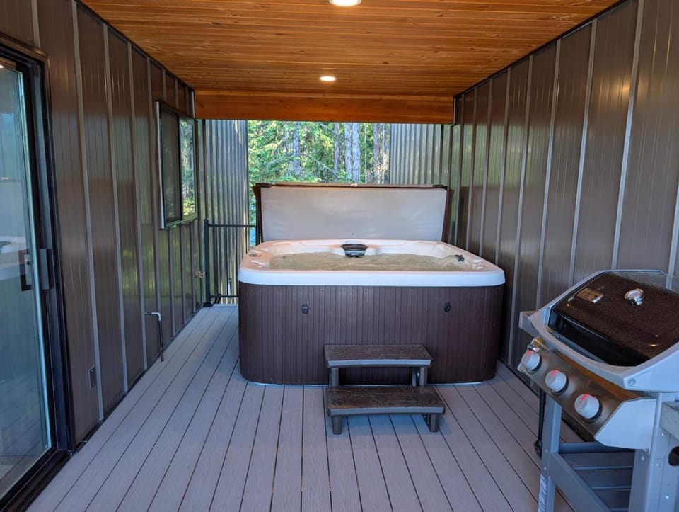 Patio, Day, Hot Tub, View (from property/room), Balcony/Terrace, Seating area, Mountain view