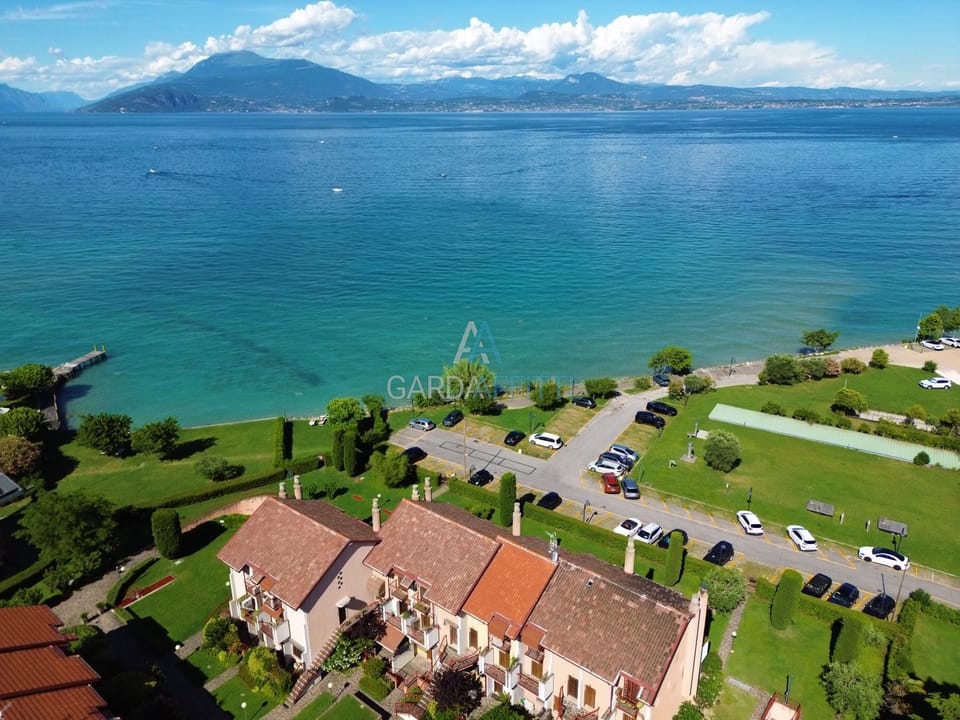 Neighbourhood, Lake view