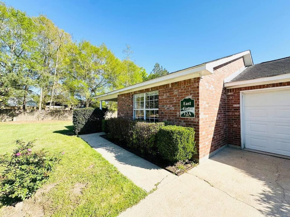 Eastgate 12a Cozy Townhouse Apartment in Hammond