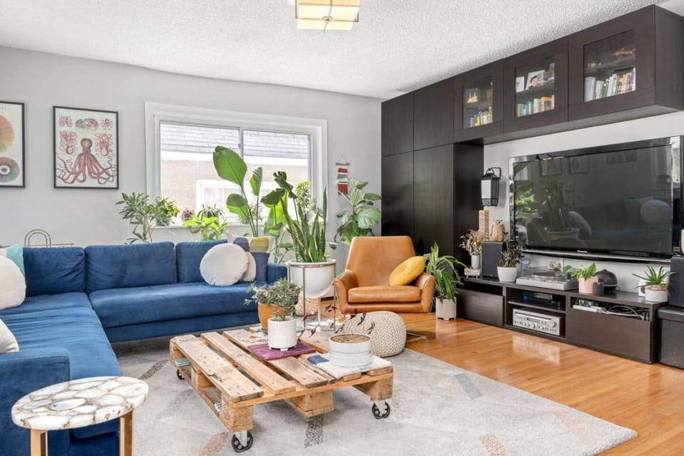 Ramsay Manor - Walk to Stampede in 10 mins Apartment in Calgary