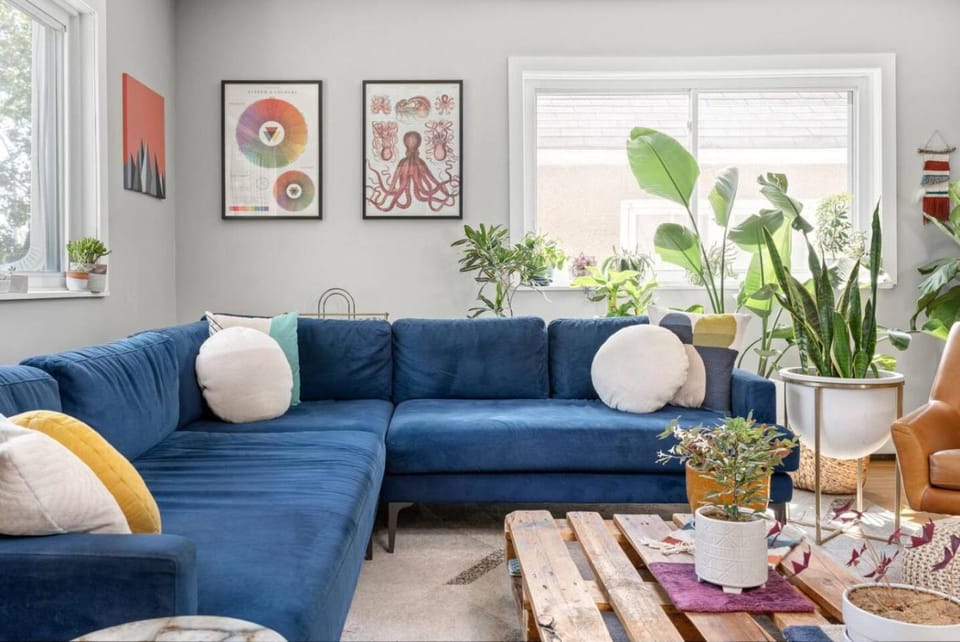 Ramsay Manor - Walk to Stampede in 10 mins Apartment in Calgary