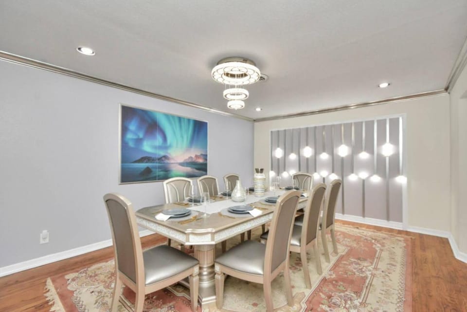 Luxury Retreat with HeatedPool, Firepit and Outdoor Cinema House in Harris County