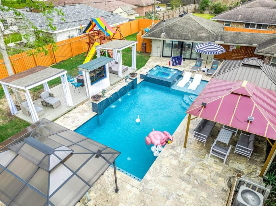 Luxury Retreat with HeatedPool, Firepit and Outdoor Cinema House in Harris County