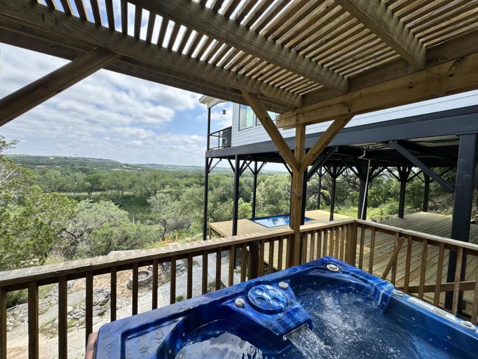 Riverfront Property w Pool and Hot tub House in Spring Branch