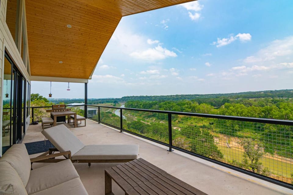 Riverfront Property w Pool and Hot tub House in Spring Branch