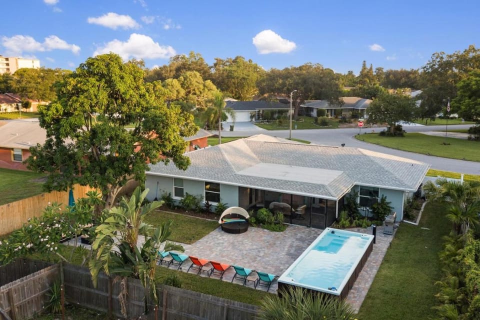 Fancy Retreat - Luxury-Pool-BBQ-Karaoke House in Bradenton