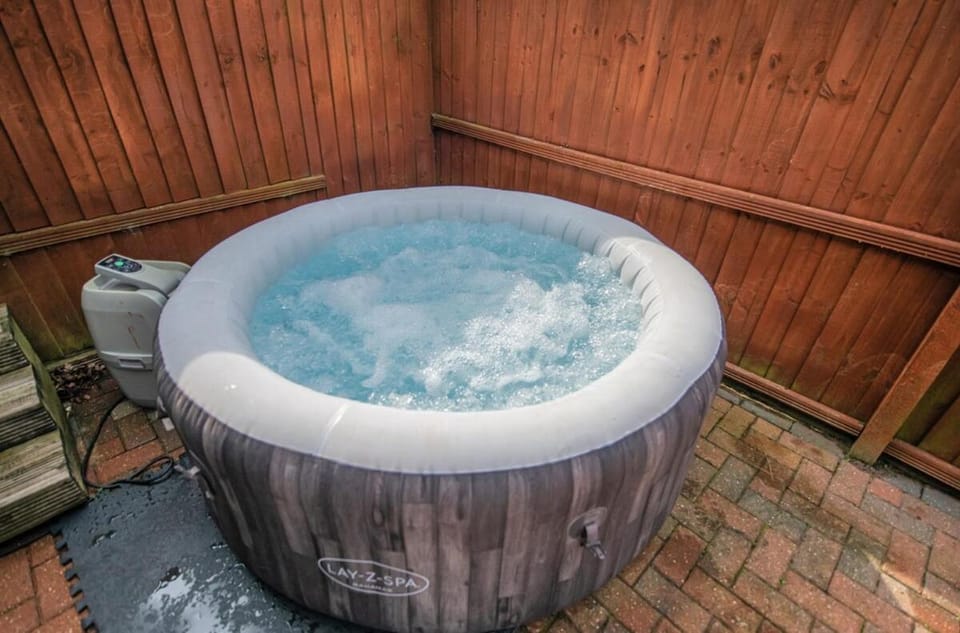 3-Bedroom Riverside Lodge with Hot Tub - Weston-on-Trent Chalet in South Derbyshire District