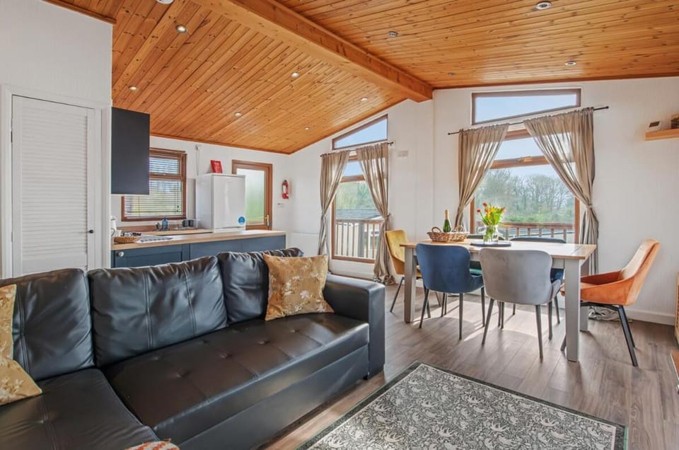 3-Bedroom Riverside Lodge with Hot Tub - Weston-on-Trent Chalet in South Derbyshire District