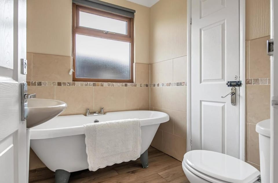 3-Bedroom Riverside Lodge with Hot Tub - Weston-on-Trent Chalet in South Derbyshire District