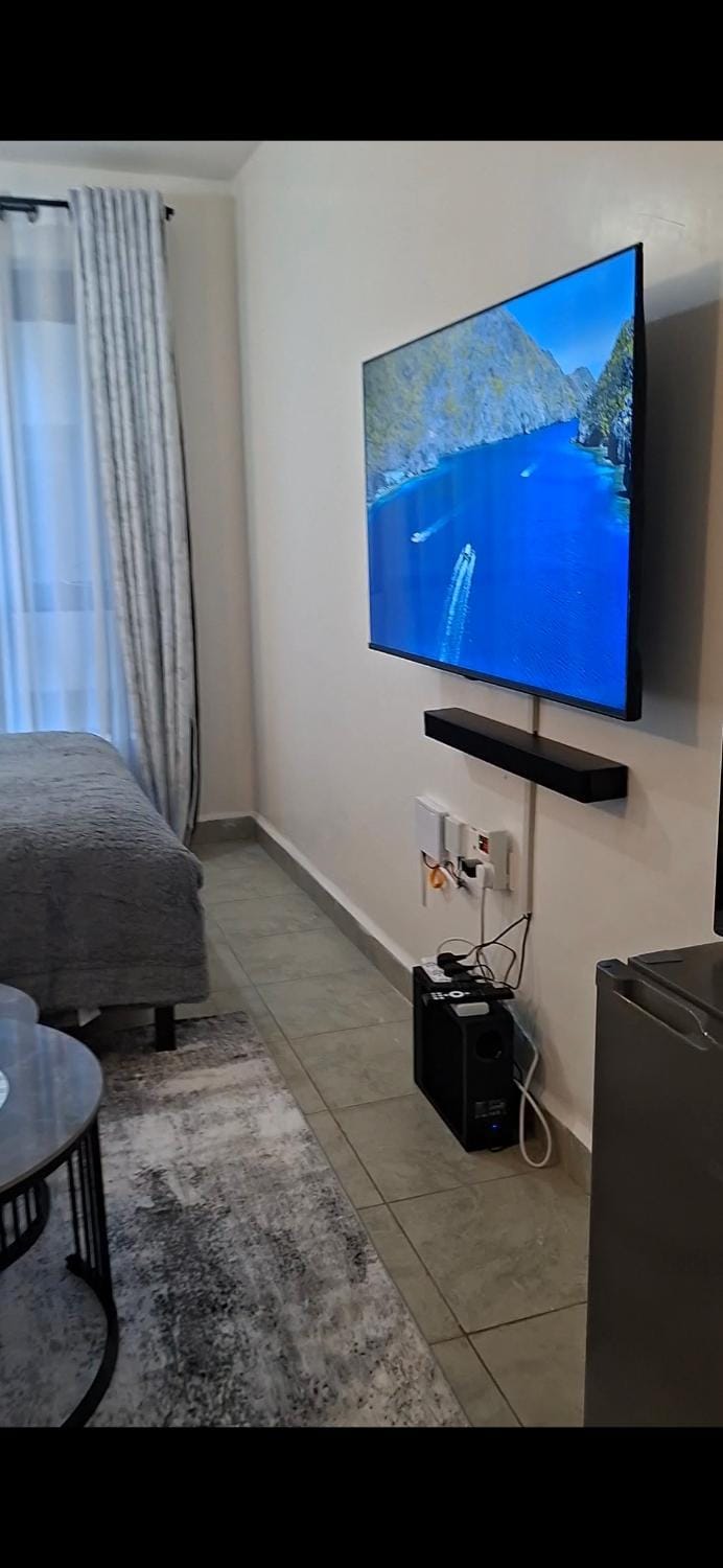 Bed, TV and multimedia, Living room, Evening entertainment