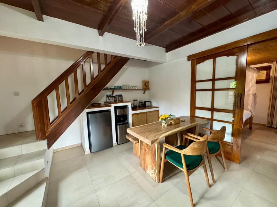 Kitchen or kitchenette, Dining area