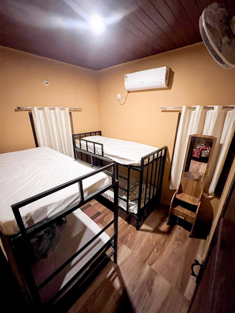 Bed, Photo of the whole room, Bedroom, air conditioner