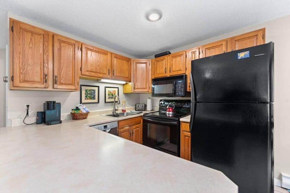 Multi-Family Retreat | 20m to Lincoln | 2 hot tubs House in Campton