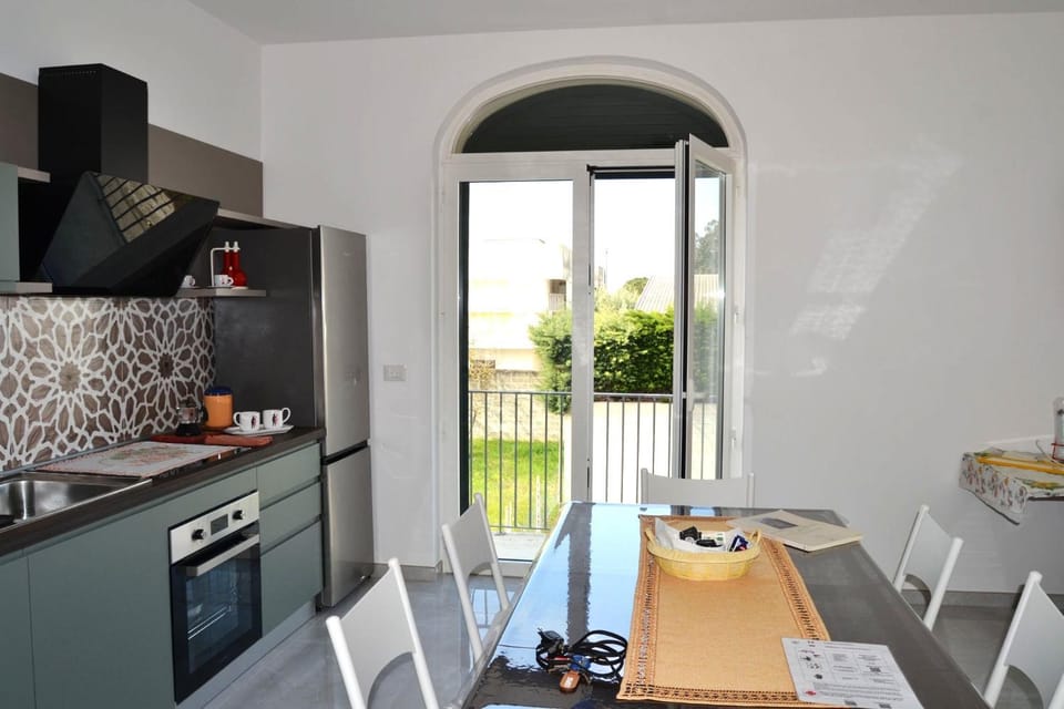 Kitchen or kitchenette, Dining area, oven, stove