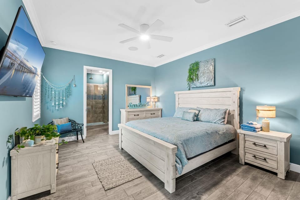 Shower, Bed, TV and multimedia, Photo of the whole room, Bedroom
