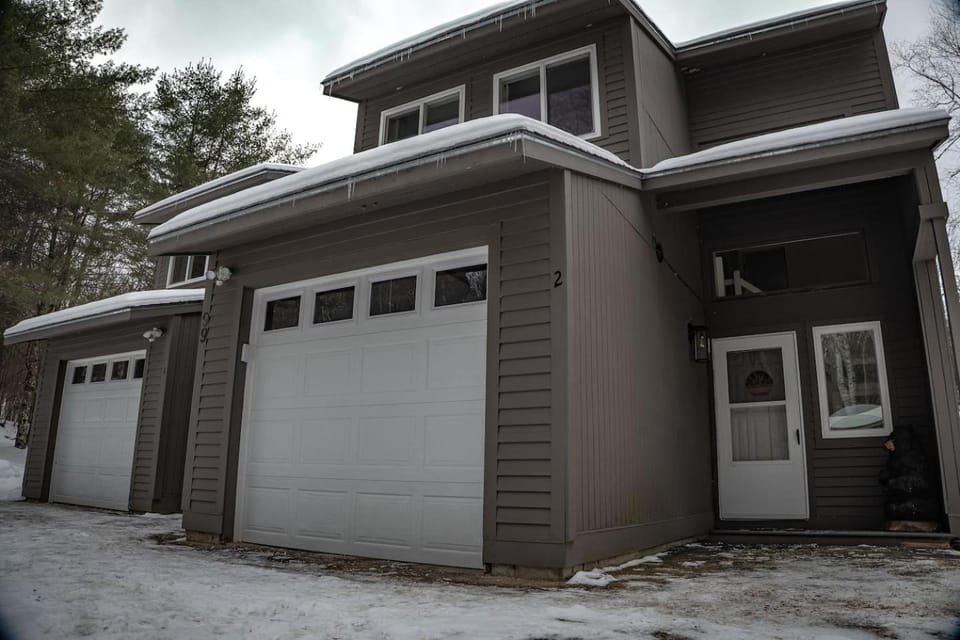 Modern Mountain Retreat w/ Private Hot Tub House in Campton