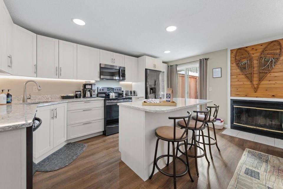 Modern Mountain Retreat w/ Private Hot Tub House in Campton