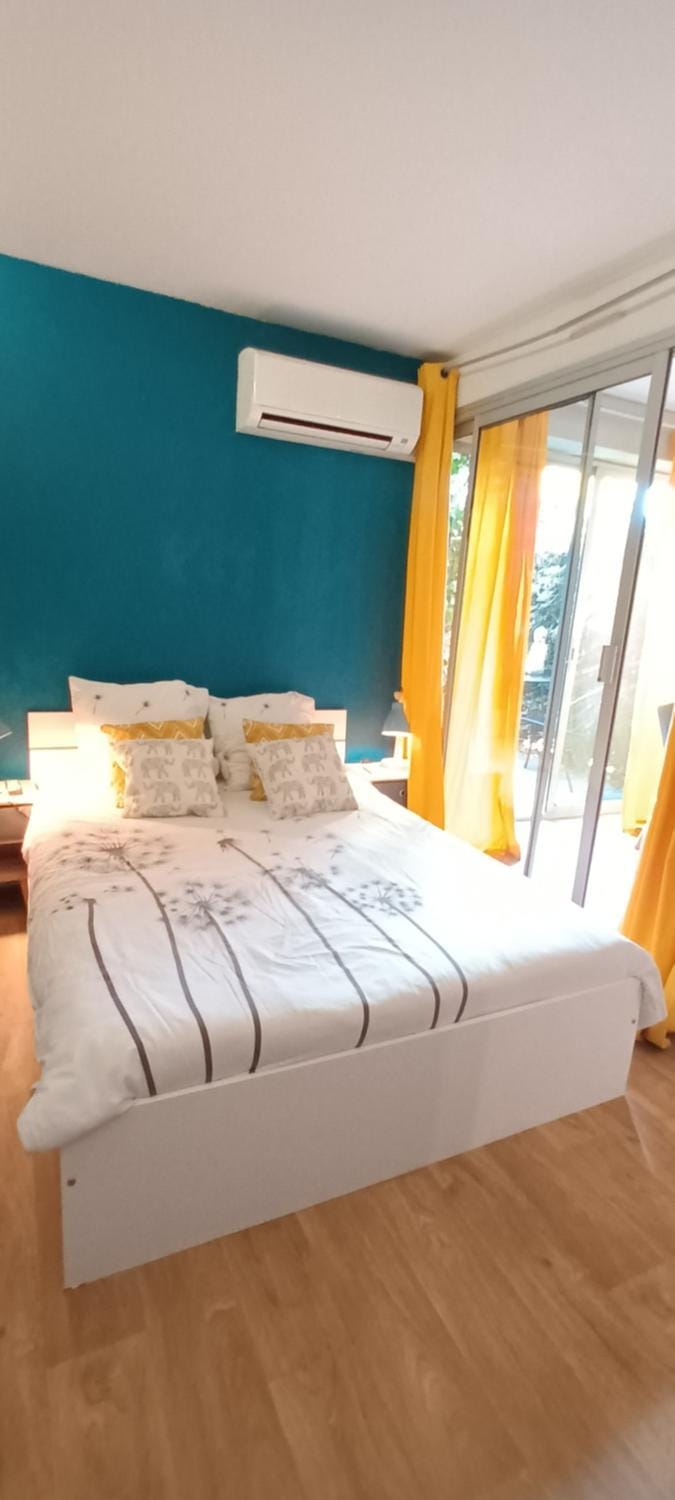 Bed, Photo of the whole room, Bedroom, air conditioner