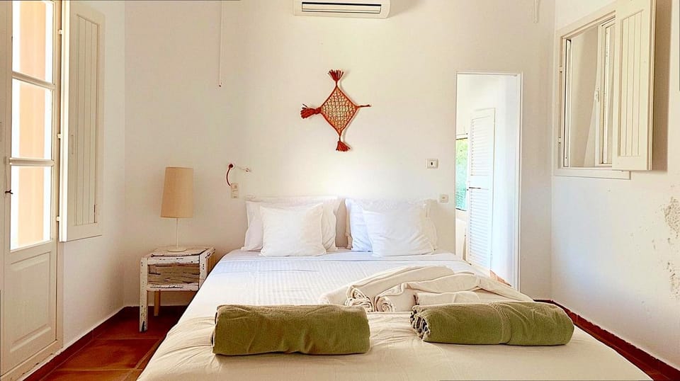 Monsora guesthouse for 10 guests in Fira House in Thera