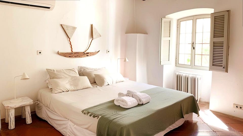 Monsora guesthouse for 10 guests in Fira House in Thera