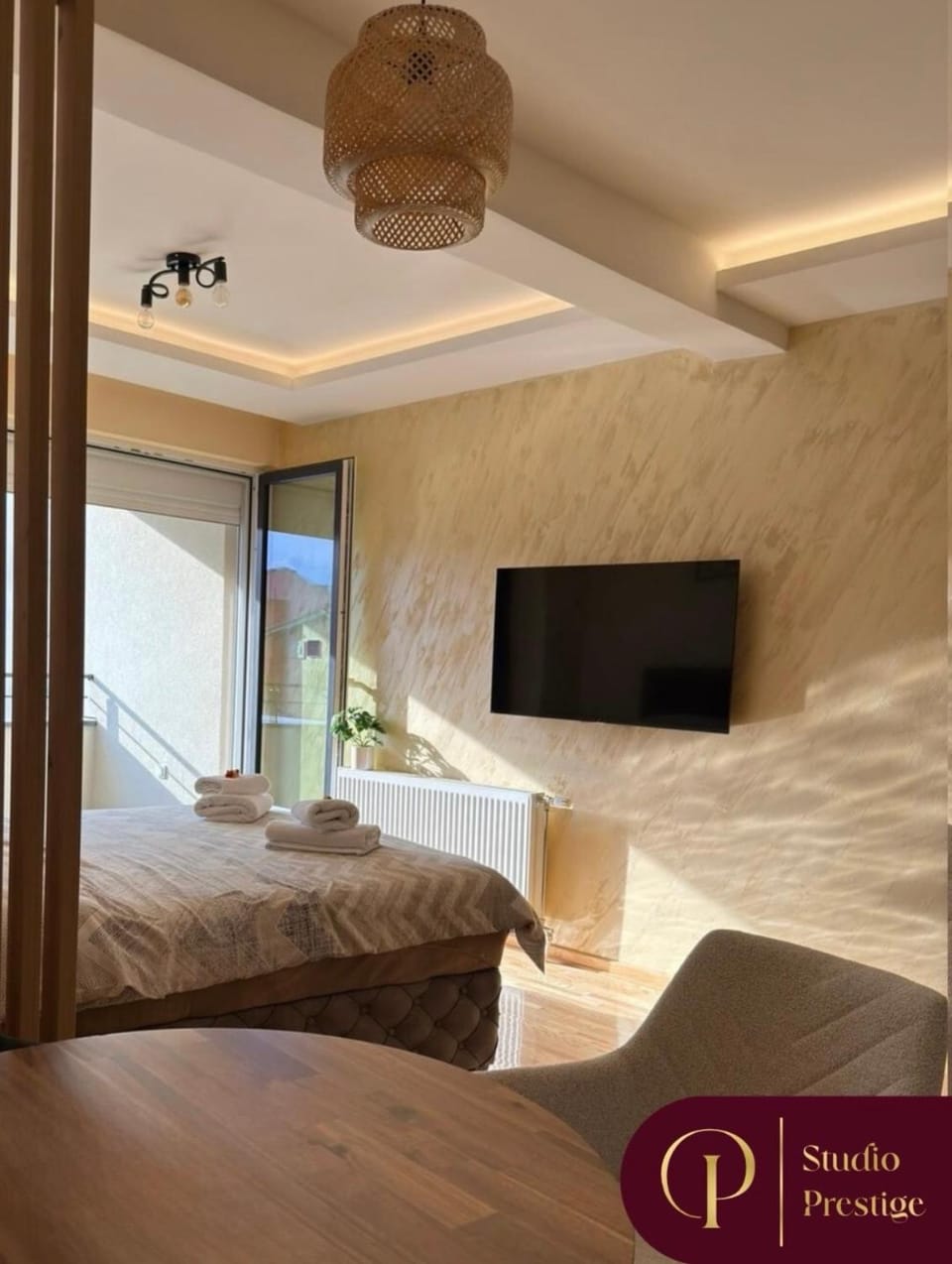 Bed, TV and multimedia, Bedroom