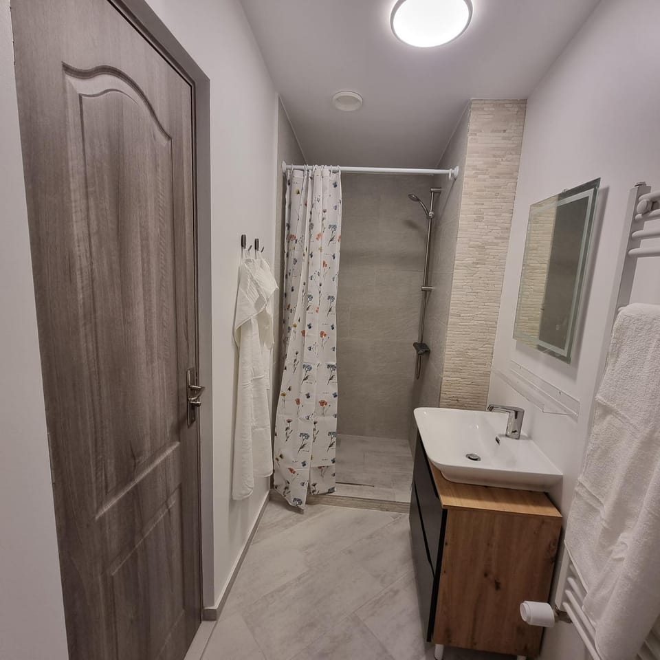 Shower, Bathroom, towels