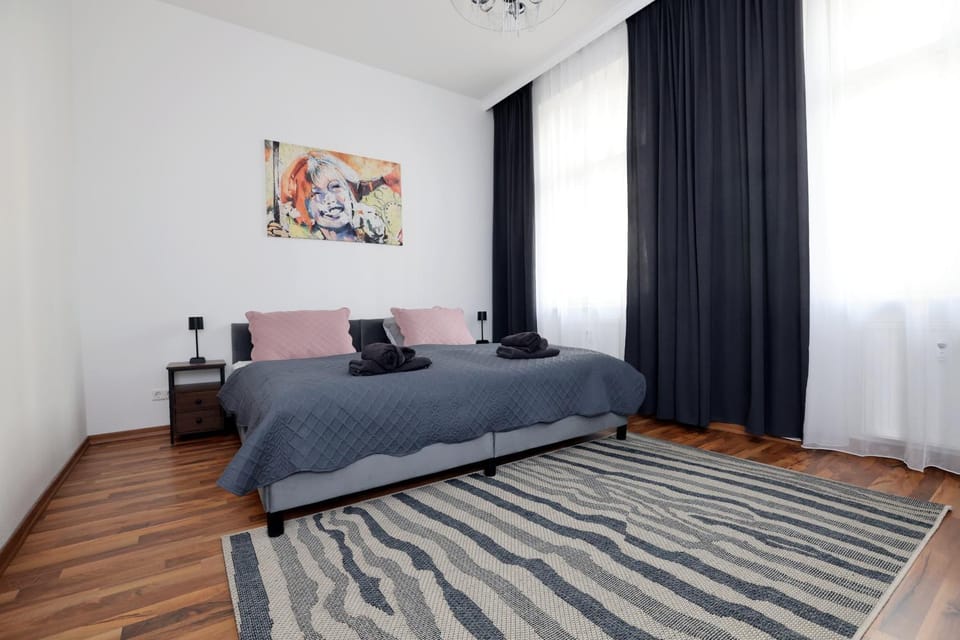Bed, Photo of the whole room, Seating area, Bedroom