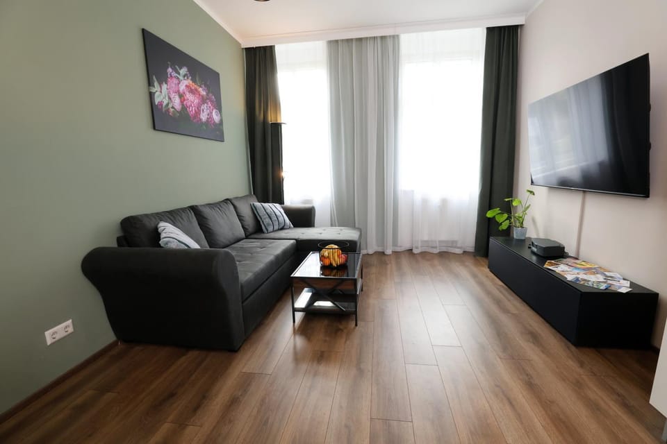 TV and multimedia, Living room, Seating area, Evening entertainment