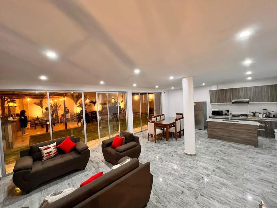 house with pool, grill, bar and garden Villa in Ica