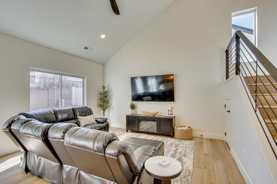 18 Mi to Zion! Adventure Hub w/ Yard House in Cedar City