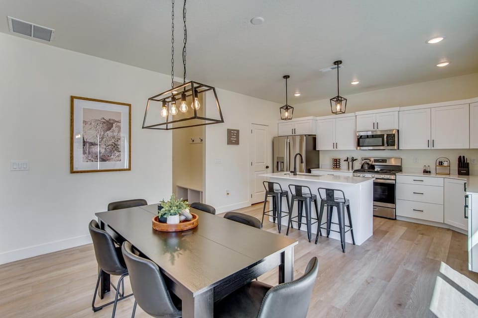 18 Mi to Zion! Adventure Hub w/ Yard House in Cedar City