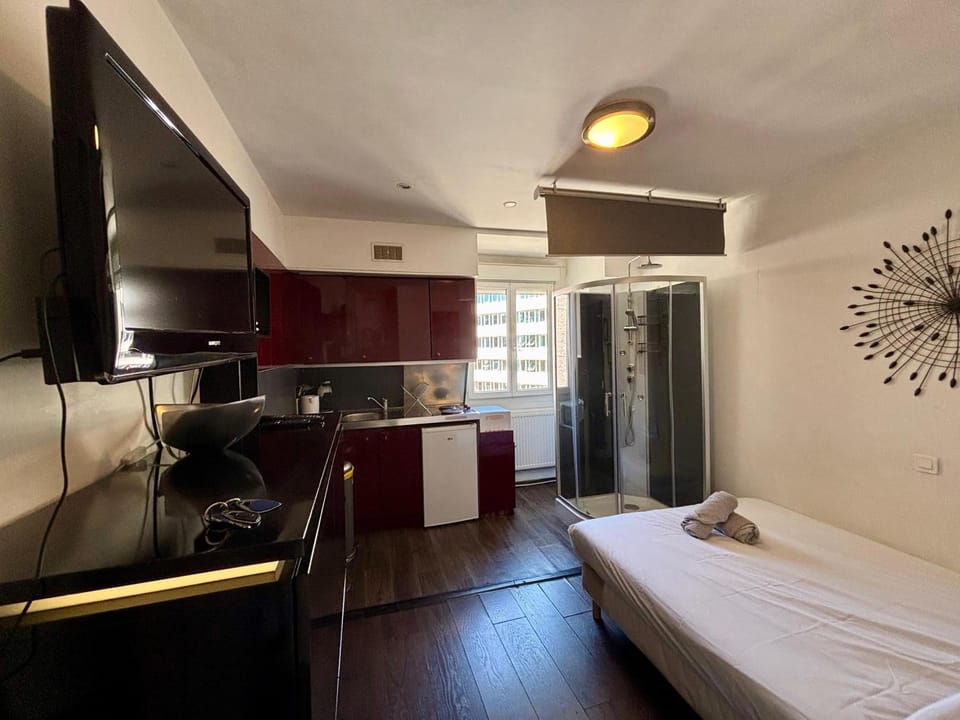 Studio 2 Colisée Champs Elysées Apartment in Paris