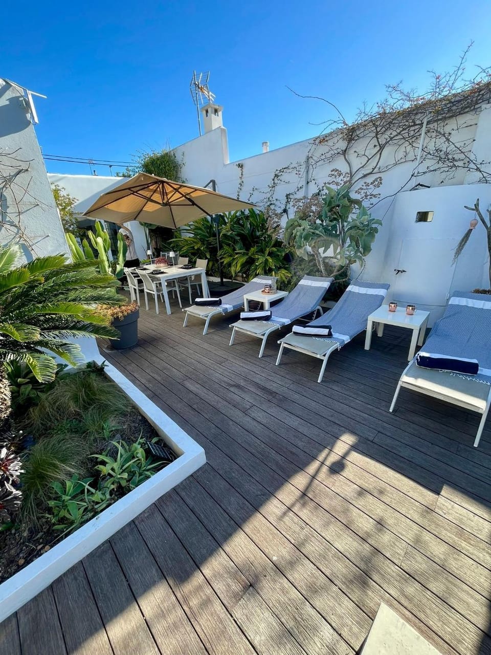Property building, Balcony/Terrace, Living room, Swimming pool