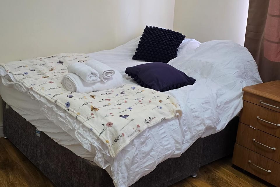 Bed, Bedroom, furniture, towels