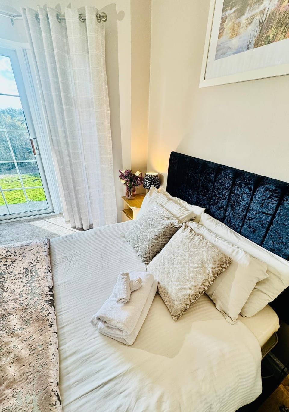 Bed, Photo of the whole room, Bedroom, towels