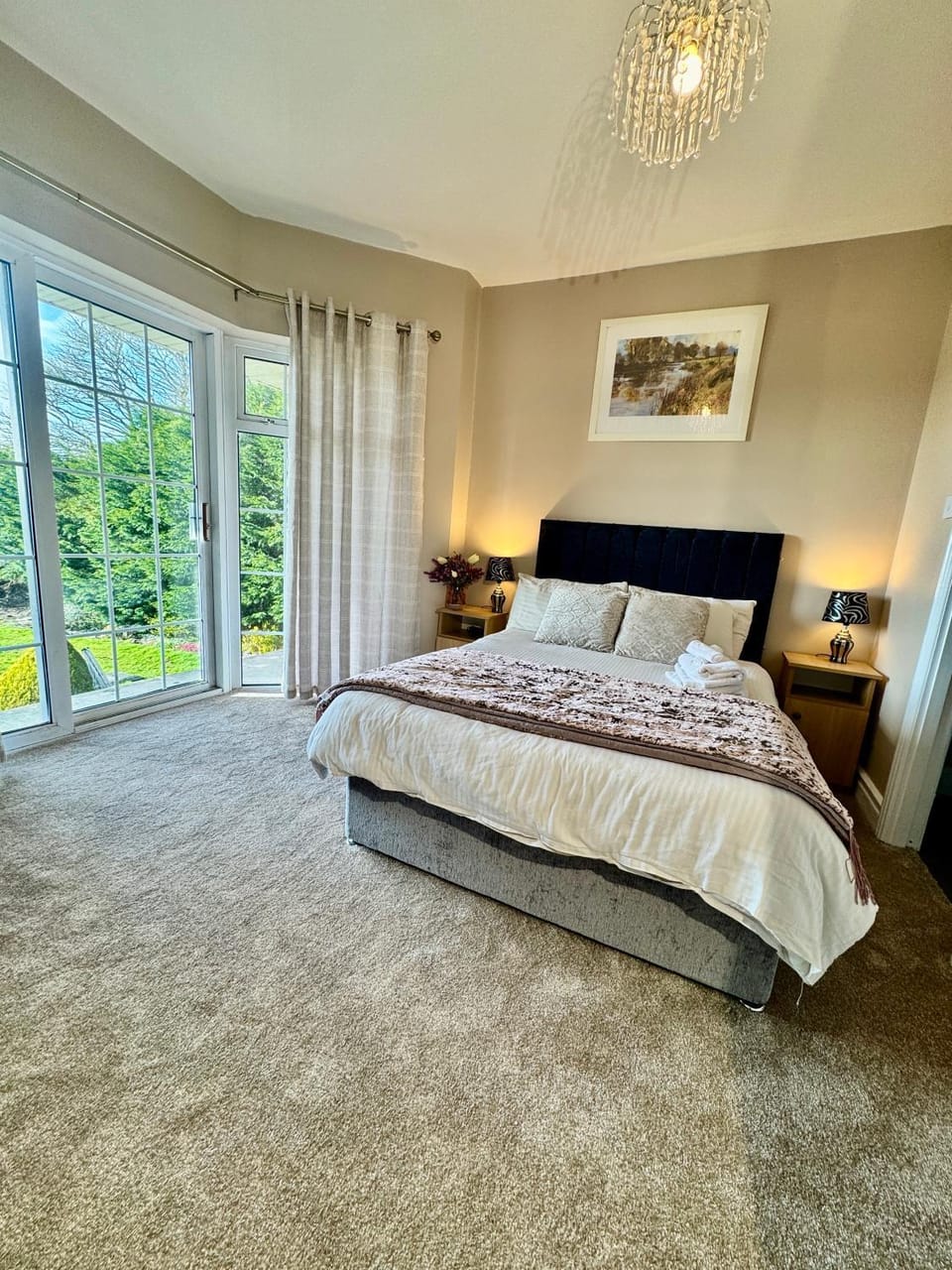 Bed, Photo of the whole room, Bedroom