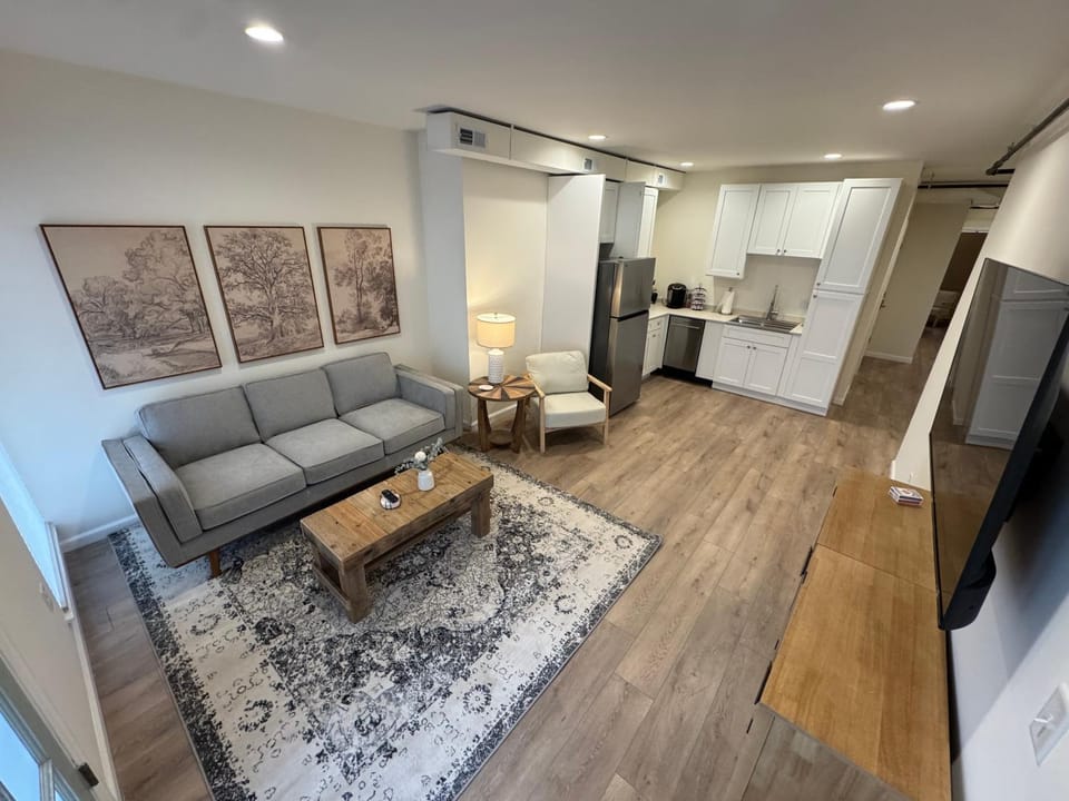 TV and multimedia, Kitchen or kitchenette, Living room, Seating area