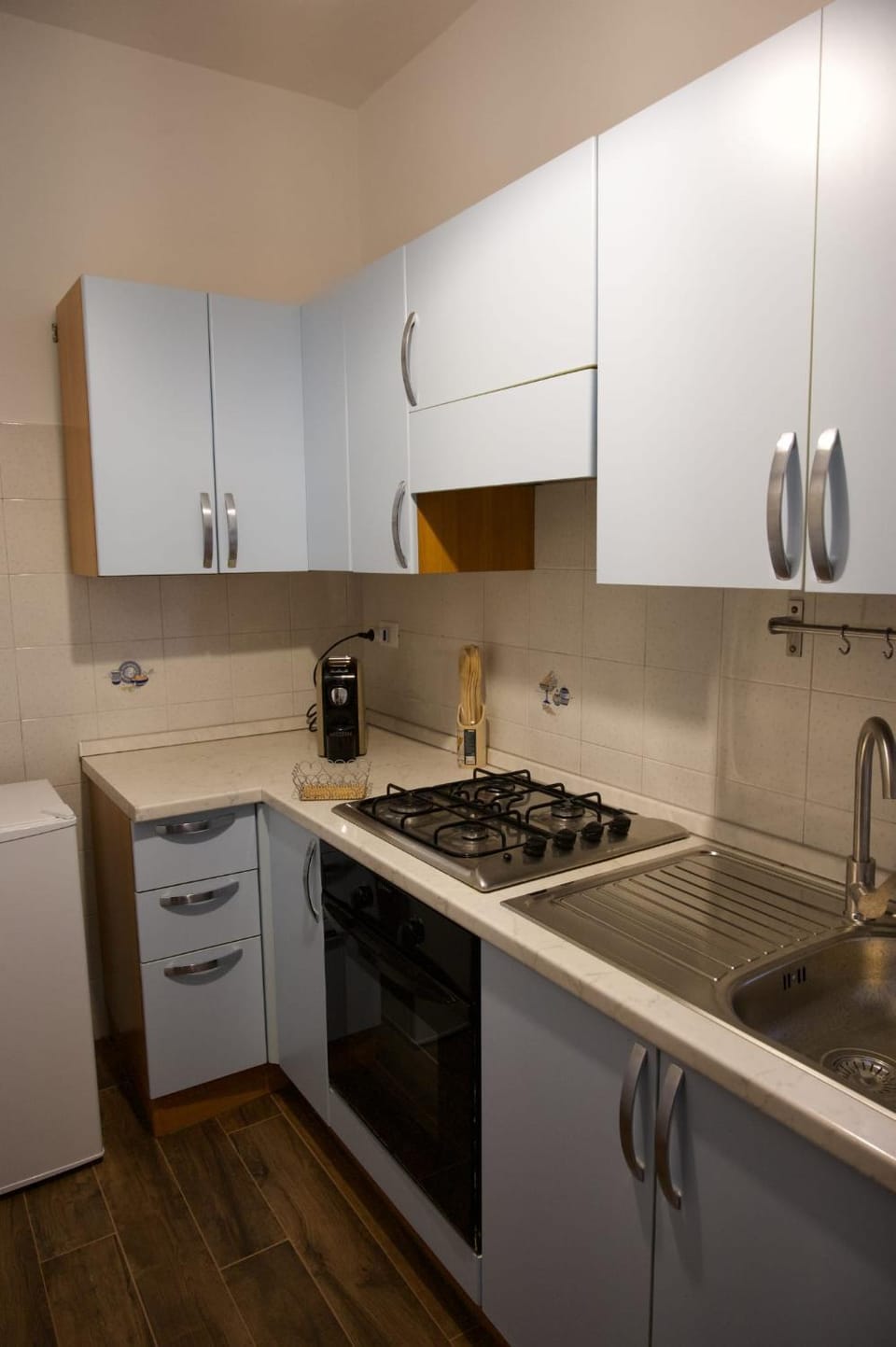 Coffee/tea facilities, Kitchen or kitchenette, stove