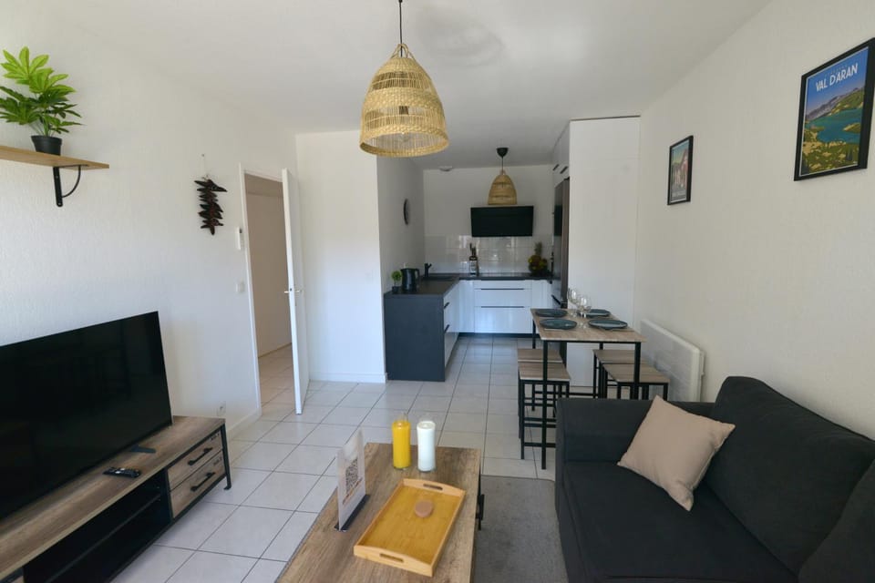 TV and multimedia, Kitchen or kitchenette, Living room, Seating area, Dining area