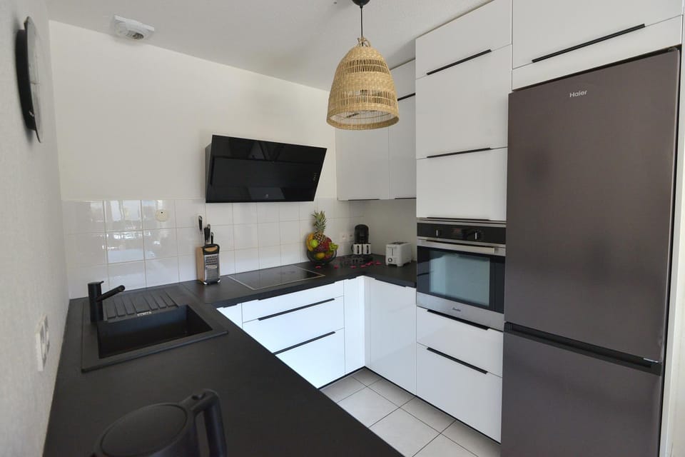 Coffee/tea facilities, Kitchen or kitchenette, dishwasher, microwave, oven, stove, toaster