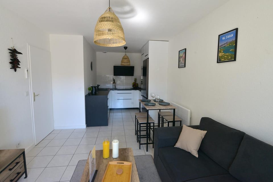 TV and multimedia, Kitchen or kitchenette, Living room, Seating area, Dining area, heating, oven, stove, air conditioner