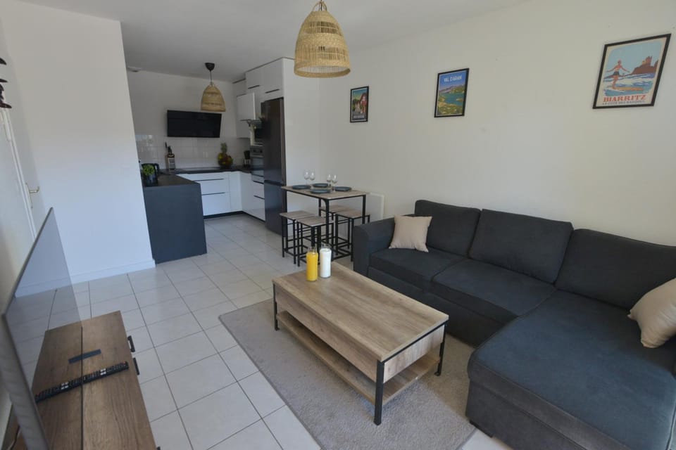 TV and multimedia, Kitchen or kitchenette, Living room, Seating area, Dining area, oven, stove
