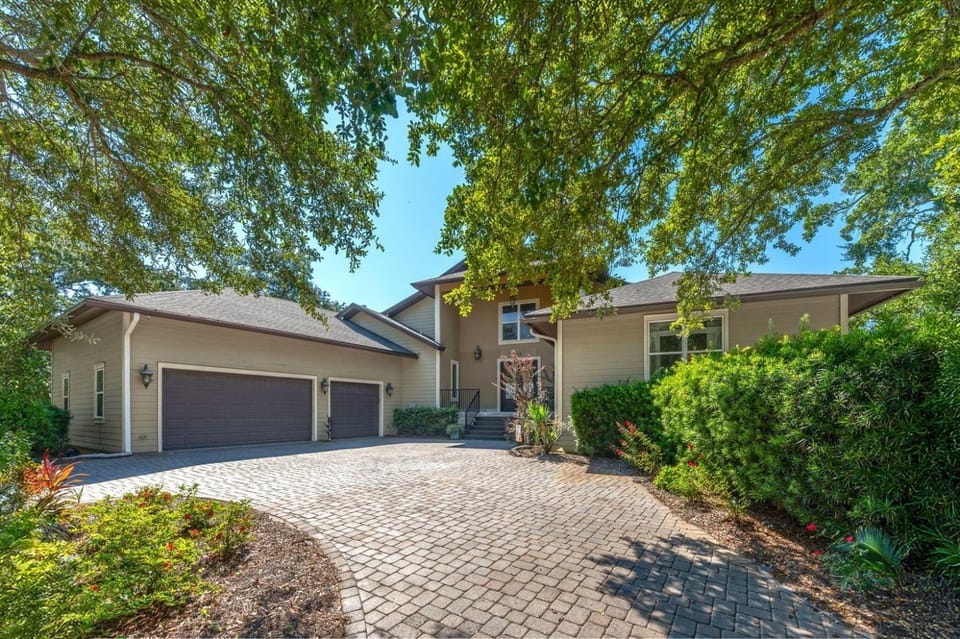 Property building, Facade/entrance, Day, Natural landscape, Garden, Parking