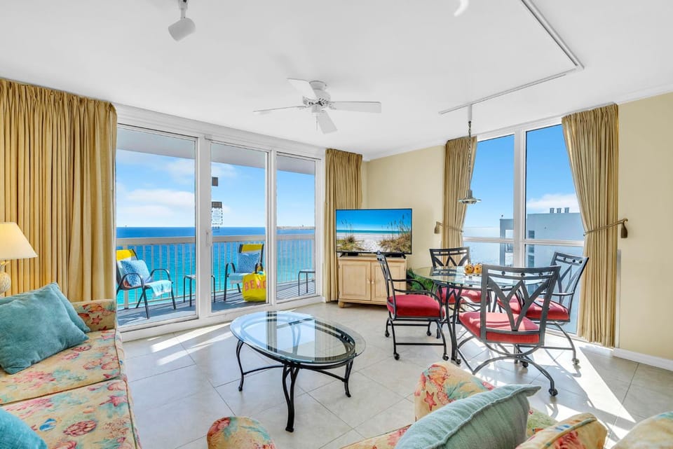 Day, TV and multimedia, Balcony/Terrace, Living room, Seating area, Dining area, Sea view, furniture